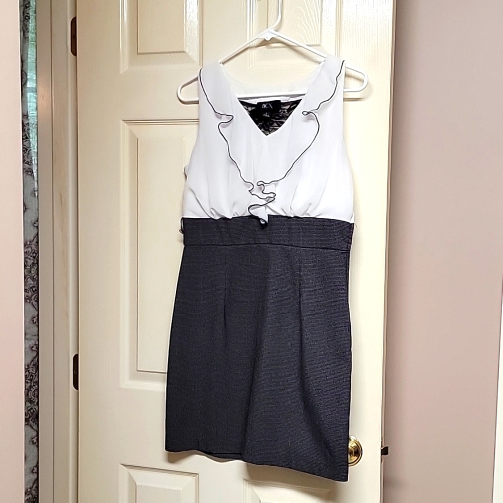 Sleeveless dress with lace peak a boo back